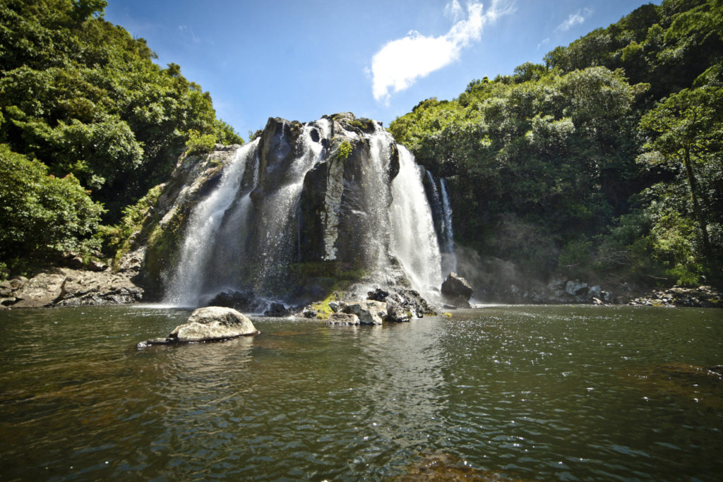 Wasserbecken und Wasserfall "La Paix" in Saint-Benoit auf La Réunion